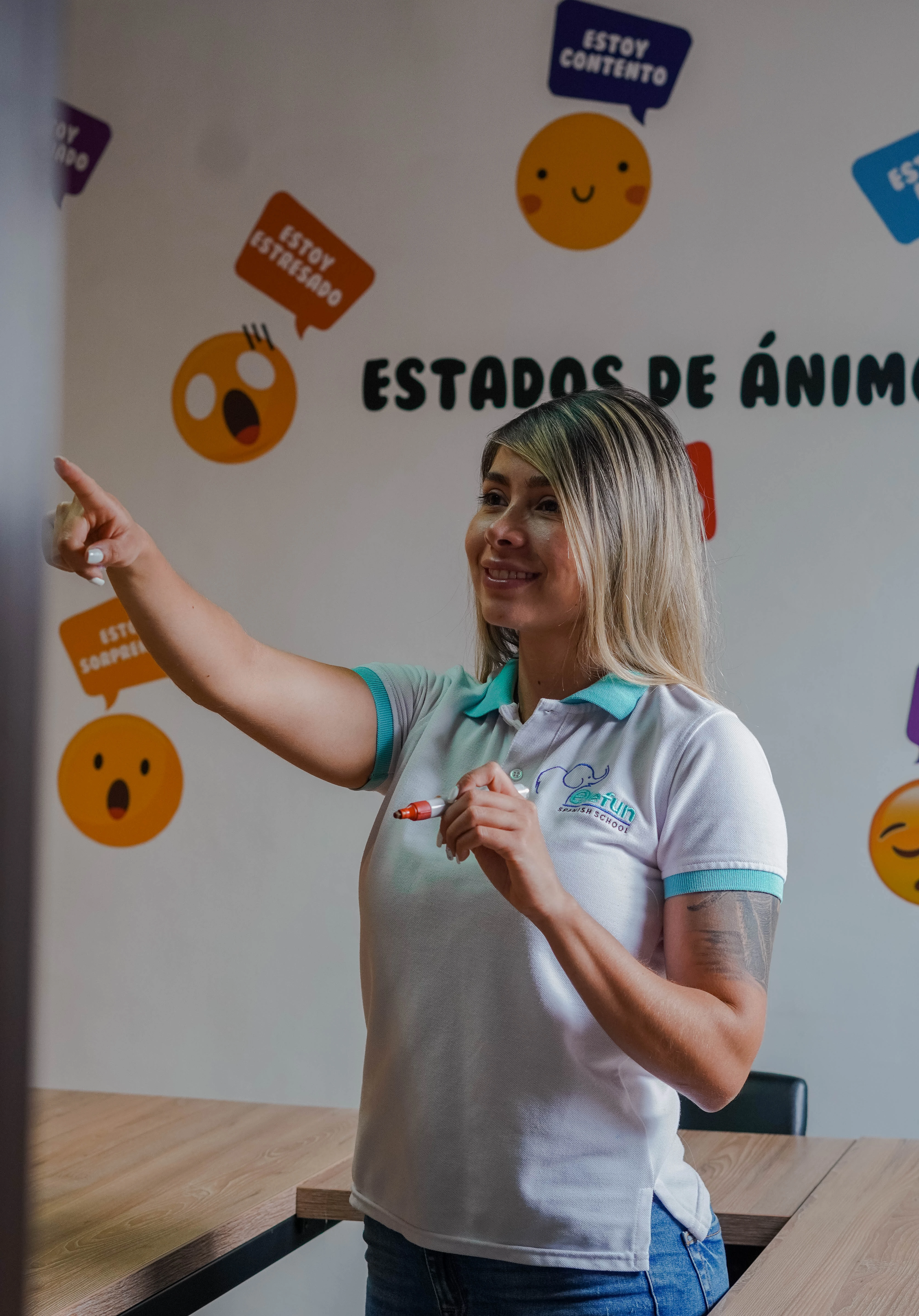 Spanish teacher from Elefun leading an online Spanish immersion class for adults from Colombia.