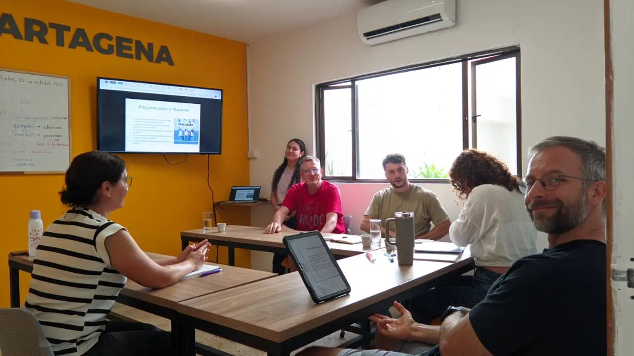 Students participating in a group Spanish lesson in Colombia, part of Elefun’s Spanish immersion courses designed to learn to speak Colombian Spanish.